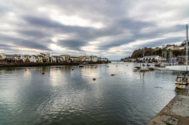 İlkbaharda Galler 'in Porthmadog liman girişine doğru bir manzara.
