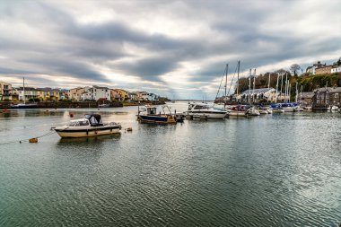 Baharda Porthmadog, Galler 'de limanın karşısındaki deniz manzarası.