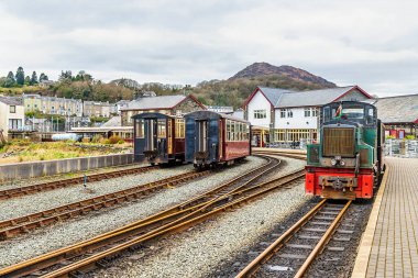 İlkbaharda Galler, Porthmadog 'daki tren istasyonuna doğru bir manzara.