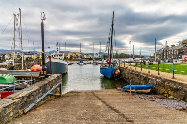 İlkbaharda Galler 'in Porthmadog limanına giden bir yol.