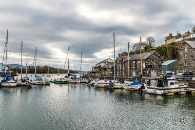İlkbaharda Galler 'in Porthmadog limanında demirlemiş teknelerin manzarası.