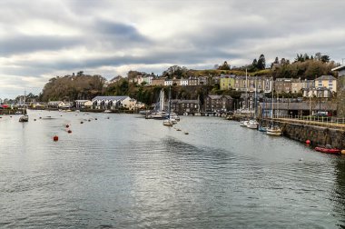 İlkbaharda Porthmadog, Galler 'de bir liman manzarası