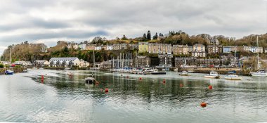 İlkbaharda Galler 'in Porthmadog limanındaki deniz manzarası.