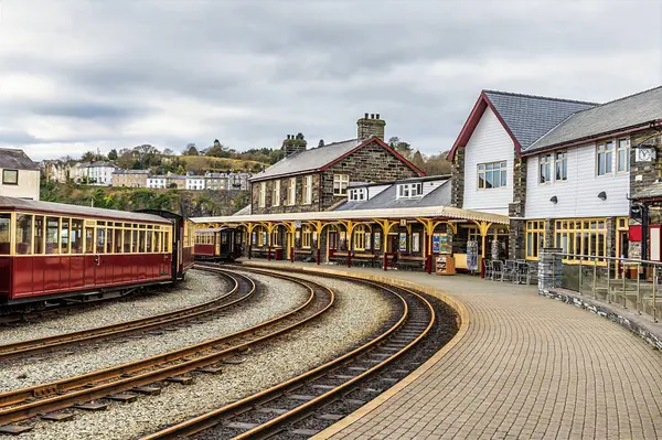 Baharda Galler, Porthmadog 'daki tren istasyonuna doğru bir manzara