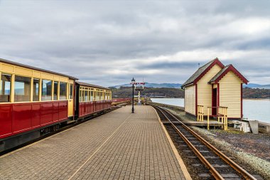 İlkbaharda Galler, Porthmadog 'daki tren istasyonunun sonundaki platformun manzarası.
