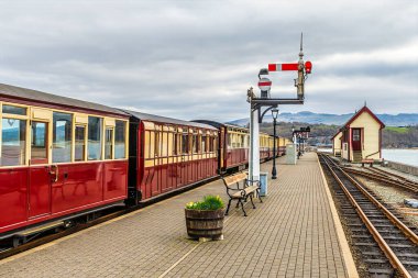 İlkbaharda Galler 'in Porthmadog kentindeki tren istasyonunun platformu boyunca bir manzara