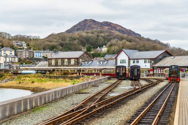 İlkbaharda Galler, Porthmadog 'daki tren istasyonuna doğru demiryolu hattı boyunca bir manzara.