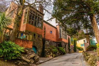 Baharda Galler 'deki renkli Portmeirion köyünün alt katında okunacak bir manzara.