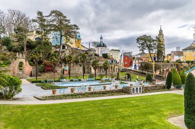 İlkbaharda Galler 'in Portmeirion köyünün üst katlarından bir manzara