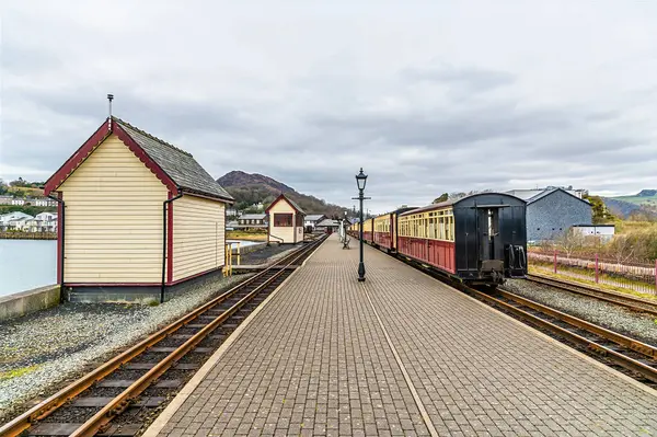 Platformun sonundan Galler 'in Porthmadog kentindeki tren istasyonuna doğru bir manzara.