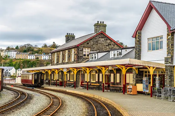 Baharda Galler, Porthmadog 'daki sessiz ve ıssız tren istasyonuna doğru bir manzara.