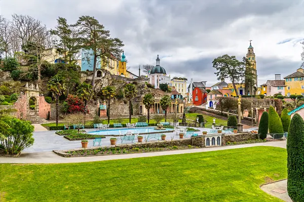 İlkbaharda Galler 'in Portmeirion köyünün üst katlarından bir manzara