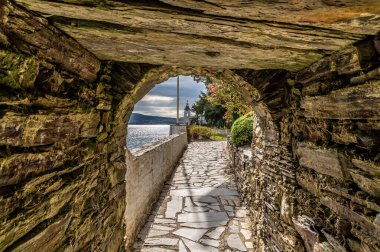 İlkbaharda Galler 'in Portmeirion kasabasının alt katındaki taş tünelden bir manzara.