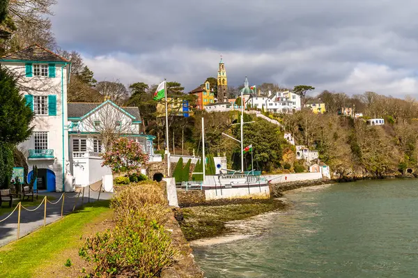 Dwyryd Nehri kıyısı boyunca Galler 'in renkli Portmeirion köyüne doğru bir manzara.