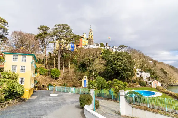 İlkbaharda Galler 'in renkli Portmeirion köyünün alt katlarından bir manzara yükseliyor.