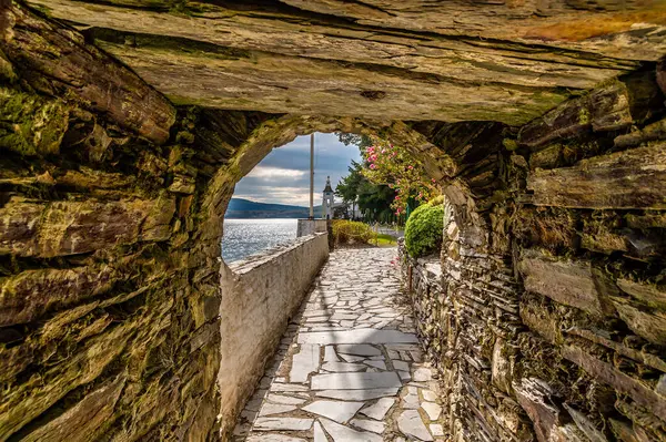 İlkbaharda Galler 'in Portmeirion kasabasının alt katındaki taş tünelden bir manzara.