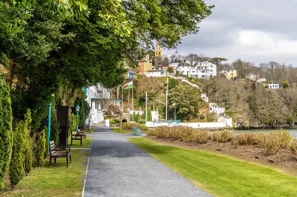 Dwyryd nehrinin kıyısındaki yol boyunca Galler 'in renkli Portmeirion köyüne uzanan bir manzara.