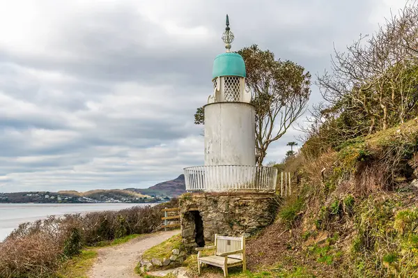 Baharda Galler 'in Portmeirion köyünün yanındaki Dwyryd Nehri kıyısındaki deniz fenerine doğru bir manzara.
