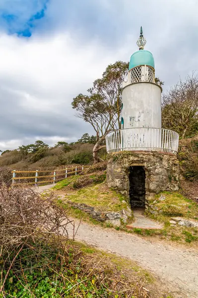 Baharda Galler 'in Portmeirion köyünün yanındaki Dwyryd Nehri kıyısındaki deniz fenerine bakan bir manzara