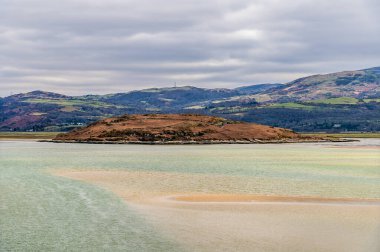 İlkbaharda Galler 'in Dwyryd nehrindeki bir adaya doğru Portmeirion köyünden bir manzara