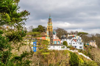 Dwyryd nehrinden Galler 'in Portmeirion köyüne doğru bir manzara.