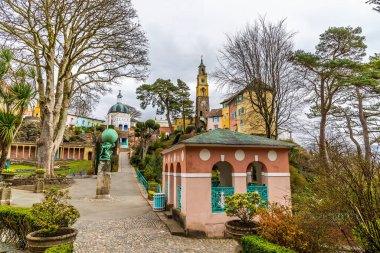 İlkbaharda Galler 'in Portmeirion köyüne bir manzara