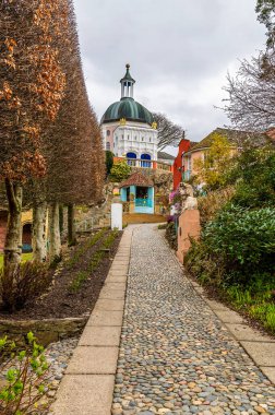 Baharda Galler 'in Portmeirion köyünün üst katına çıkan bir yol.