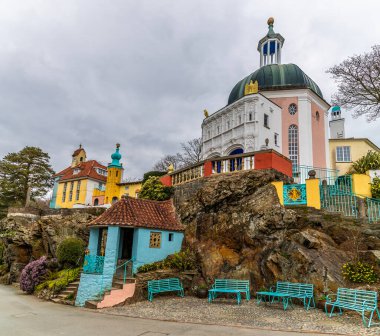 İlkbaharda Galler 'in Portmeirion köyündeki renkli binaların manzarası