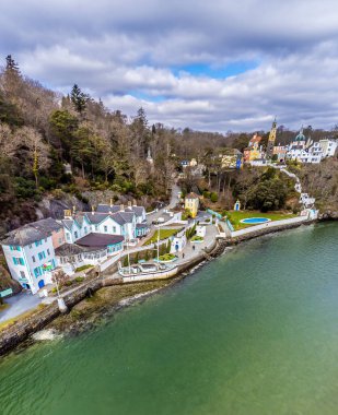 İlkbaharda Galler 'in Portmeirion köyünün üzerinde bir hava manzarası