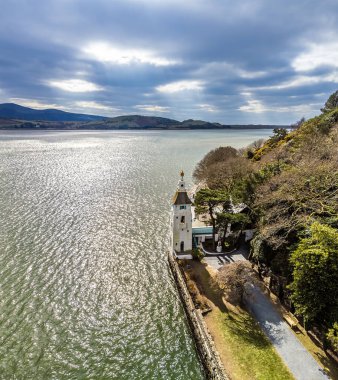 Baharda Galler 'in Portmeirion köyünden Dwyryd Nehri' nin aşağısına doğru bir hava manzarası.