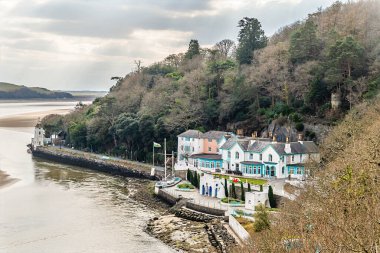 İlkbaharda Galler 'in Portmeirion köyünün üst katlarından bir manzara