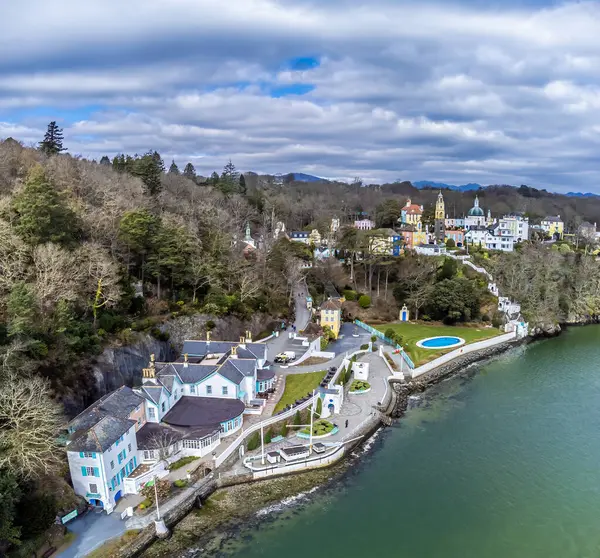 Dwyryd Nehri ve baharda Galler 'in Portmeirion köyü üzerinde bir hava manzarası.