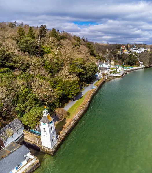 Dwyryd Nehri 'nin üzerinden Galler' in Portmeirion köyüne doğru bir hava manzarası.