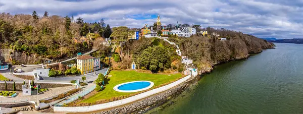 Dwyryd Nehri ve baharda Galler 'in Portmeirion köyü üzerinde bir panorama hava manzarası