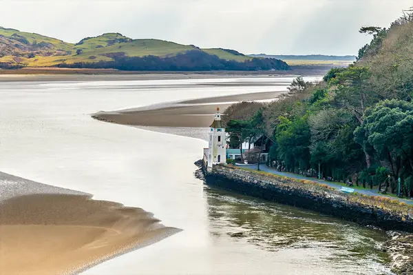 İlkbaharda Galler 'in Portmeirion köyünün üst katlarından Dwyryd Nehri' ne doğru bir manzara.