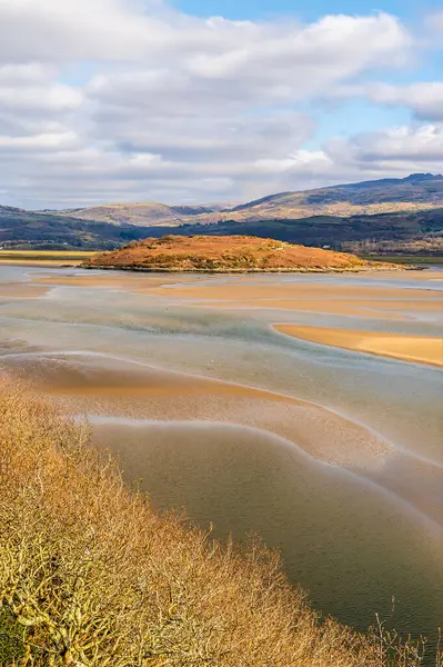 Bahar zamanı Galler 'in Portmeirion kasabasının üst katlarından Dwyryd nehrinin kıyısına doğru bir manzara.