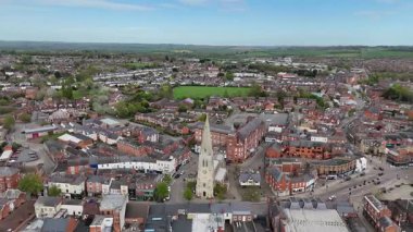İlkbaharda İngiltere 'nin Pazar Harborough kentindeki kasaba ve kilisenin dönüşümlü görüntüsü