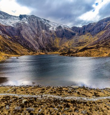 İlkbaharda Galler 'in Snowdonia kentindeki Idwal Gölü' ne yakın bir hava görüntüsü.