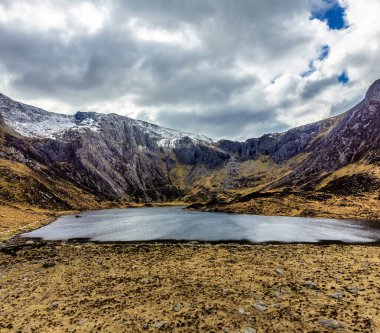 Buzul vadisi boyunca bir hava manzarası ve baharda Galler, Snowdonia 'da Idwal Gölü.