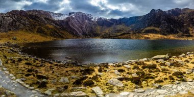 İlkbaharda Galler 'in Snowdonia kentindeki Idwal Gölü' nde bir panorama hava manzarası.