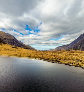 İlkbaharda Galler 'in Snowdonia kentindeki Nant Ffrancon vadisine doğru Idwal Gölü üzerinde bir hava manzarası.