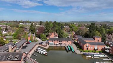 Market Harborough, İngiltere 'de ilkbaharda kanal havzasının üzerinde dikey bir pan görüntüsü