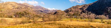 Baharda Galler 'in Beddgelert kentindeki Snowdonia eteklerinde manzaralı bir manzara.