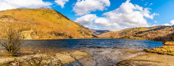 Gwynant Gölü 'nün güney ucunda Beddgelert, Galler' deki Snowdonia eteklerinde bir manzara.