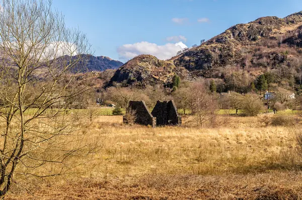 Baharda Galler 'in Beddgelert kentindeki Snowdonia eteklerindeki harabelerin manzarası