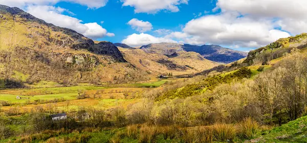 Gwynant Gölü 'nün kuzey ucundaki vadide Beddgelert, Galler' de Snowdonia eteklerinde bir manzara.