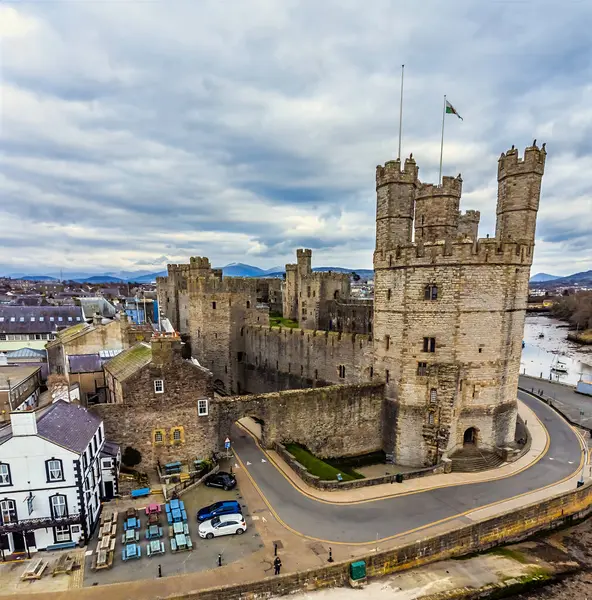 İlkbaharda Galler 'in Caernarfon kentindeki kaleye doğru bir hava manzarası.