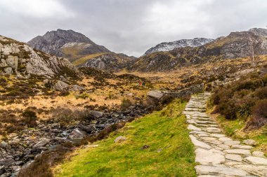 İlkbaharda Galler, Snowdonia 'daki Idwal Gölü' ne giden bir yol.