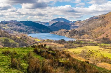 İlkbaharda Galler, Snowdonia 'daki Gwynant Gölü' ne doğru bir bakış açısı.