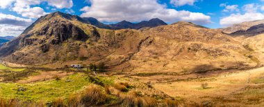 İlkbaharda Galler, Snowdonia 'daki Gwynant Gölü' nün kuzeyindeki engebeli vadinin manzarası.